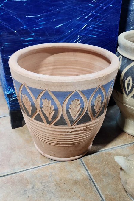 قصرية فخارية مزخرفة باللونين الأزرق والبني